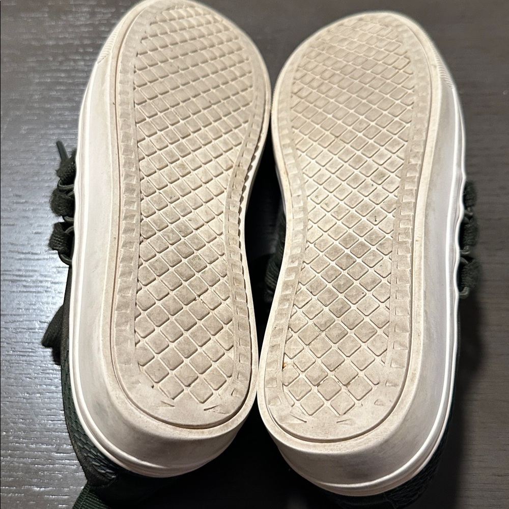 Steve Madden lancer sneakers. Slip on with laces. Size woman’s 7.5. - Picture 7 of 7